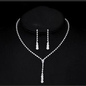 Dangle necklace and earrings set